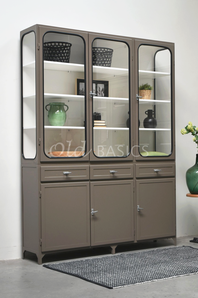 Detail van Apothekerskast Retrique, 3 deuren, RAL7006, grijs, beige, bruin, materiaal staal